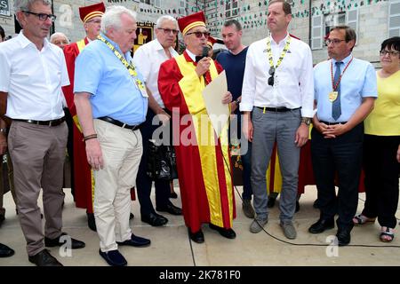 Passage du tour de France dans la ville d'Arbois. Le président de la commanderie des nobles vins du Jura, Jean-Louis Mussillon, un remis au directeur du tour, une invit pour une intronisation en bonne et due forme. - Gara ciclistica francese Tour de France 2019 si svolge dal 6th al 28th luglio. Foto Stock