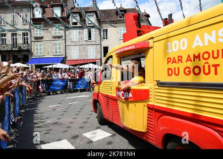 Tour de France, Arbois, 12 juillet 2019. -Passage du tour de France dans la ville d'Arbois. Passage de la caravane tant attendue par les spectateurs sur les coups de 13 heures. - Gara ciclistica francese Tour de France 2019 si svolge dal 6th al 28th luglio. Foto Stock