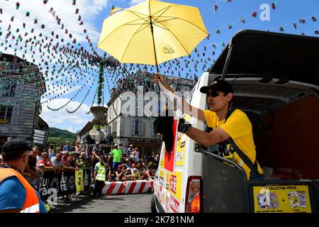 Tour de France, Arbois, 12 juillet 2019. -Passage du tour de France dans la ville d'Arbois. Passage de la caravane tant attendue par les spectateurs sur les coups de 13 heures. - Gara ciclistica francese Tour de France 2019 si svolge dal 6th al 28th luglio. Foto Stock