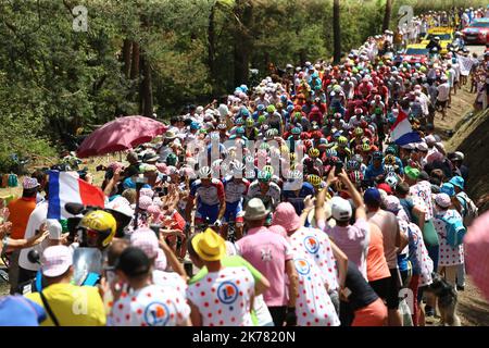 Thibaut Pinot, (fra) Groupama - FDJ e il pacchetto con Julian Alaphilippe, Deceuninck - Quick - Step al Mur d'Aurec-sur-Loire Â© Pierre Teyssot / Maxppp Foto Stock