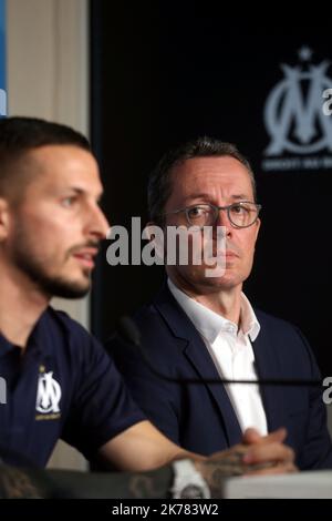 La squadra di calcio francese L1 Olympique de Marseille (OM) ha recentemente reclutato l'Argentina per Dario Benedetto. ©PHOTOPQR/LA PROVENCE/VALLAURI Nicolas ; Marseille ; 05/08/2019 ; Football : Ligue 1 Conforama Conférence de presse, de la nouvelle recrue argentine de l'Olympique de Marseille (OM) Dario Benedetto, au centre Robert Louis Dreyfus à Marseille ci contre JH Eyraud président de l'OM Foto Stock