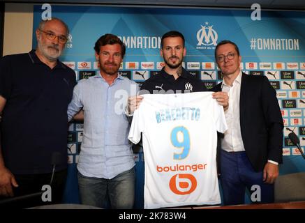 La squadra di calcio francese L1 Olympique de Marseille (OM) ha recentemente reclutato l'Argentina per Dario Benedetto. ©PHOTOPQR/LA PROVENCE/VALLAURI Nicolas ; Marseille ; 05/08/2019 ; Calcio : Ligue 1 Conforama Conférence de presse, de la nouvelle recrue argentine de l'Olympique de Marseille (OM) Dario Benedetto, au centre Robert Louis Dreyfus à Marseille ci contre en présence de André Villas Boas entrainieur OM, JH Eyraud président OM et Andoni Zubizarreta directif OM Foto Stock