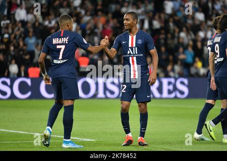 Killian Mbappe #7 festeggia con Abdou Dialo #22 il secondo gol durante la partita francese Ligue 1 tra Parigi Saint Germain e Nimes Olympic allo stadio Parc des Princes il 11 agosto 2019 a Parigi, Francia. Foto Stock