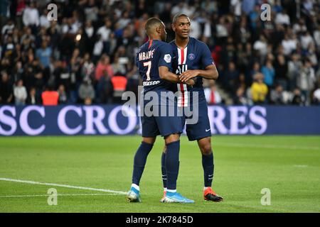 Killian Mbappe #7 festeggia con Abdou Dialo #22 il secondo gol durante la partita francese Ligue 1 tra Parigi Saint Germain e Nimes Olympic allo stadio Parc des Princes il 11 agosto 2019 a Parigi, Francia. Foto Stock