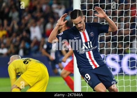 Edison Roberto Cavani #9 festeggia il primo goal durante la partita francese Ligue 1 tra Parigi Saint Germain vs Nimes Olympic allo stadio Parc des Princes il 11 agosto 2019 a Parigi, Francia. / 11/08/2019 - Francia / Ile-de-France (region) / Parigi - Foto Stock