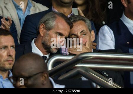 Aurelien Morissard / IP3; direttore esecutivo francese di Parigi Saint-Germain Jean Claude Blanc (L) e l'ex presidente francese Nicolas Sarkozy (R) durante la partita di calcio francese Ligue 1 tra Parigi Saint Germain (PSG) e Toulouse FC allo stadio Parc des Princes di Parigi, Francia, 25 agosto 2019. Foto Stock