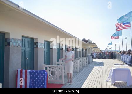 L'attrice Geena Davis posa accanto al guardaroba della spiaggia dedicato a lei durante il Deauville American Film Festival del 45th settembre 10 Foto Stock