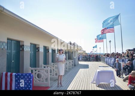 L'attrice Geena Davis posa accanto al guardaroba della spiaggia dedicato a lei durante il Deauville American Film Festival del 45th settembre 10 Foto Stock