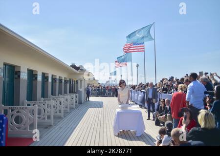 L'attrice Geena Davis posa accanto al guardaroba della spiaggia dedicato a lei durante il Deauville American Film Festival del 45th settembre 10 Foto Stock