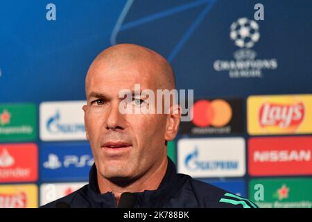 Direttore del Real Madrid Zinedine Zidane in una conferenza stampa al Parc des Princes Foto Stock
