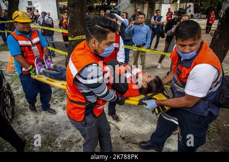 In commemorazione del secondo anniversario del terremoto in Messico, sono state organizzate impressionanti attività di simulazione e salvataggio. Settembre 19, 2019. Foto Stock