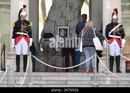 I francesi andarono all'Elysee o un ritratto e i quaderni delle lamentele erano a disposizione di tutti in omaggio a Jacques Chirac a Parigi il 27 settembre 2019. Foto Stock