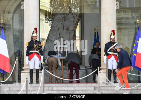 I francesi andarono all'Elysee o un ritratto e i quaderni delle lamentele erano a disposizione di tutti in omaggio a Jacques Chirac a Parigi il 27 settembre 2019. Foto Stock