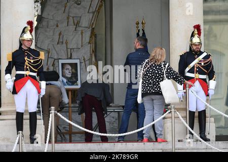 I francesi andarono all'Elysee o un ritratto e i quaderni delle lamentele erano a disposizione di tutti in omaggio a Jacques Chirac a Parigi il 27 settembre 2019. Foto Stock