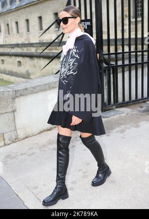 Olivia Palermo partecipa alla mostra Valentino Womenswear Primavera/Estate 2020 nell'ambito della settimana della moda di Parigi a Parigi Foto Stock