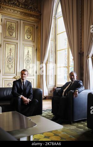 Emmanuel Macron, presidente della Repubblica francescana lors de son entretien avec Abdalla Hamdok, Premier ministre de Transition de la Republique du Soudan Parigi 30/09/2019 POOL/Romain GAILLARD/MAXPPP - Macron ospita il nuovo primo ministro sudanese Abdalla Hamdok Sept 30 2019 Foto Stock