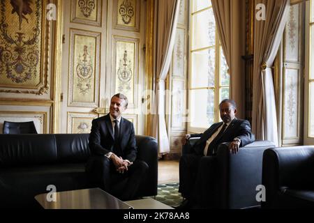 Emmanuel Macron, presidente della Repubblica francescana lors de son entretien avec Abdalla Hamdok, Premier ministre de Transition de la Republique du Soudan Parigi 30/09/2019 POOL/Romain GAILLARD/MAXPPP - Macron ospita il nuovo primo ministro sudanese Abdalla Hamdok Sept 30 2019 Foto Stock