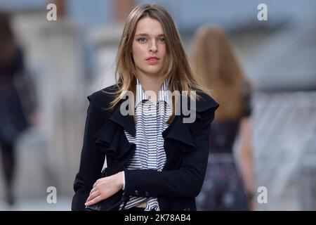 Un modello cammina sulla pista durante lo spettacolo Chanel Womenswear Primavera/Estate 2020 come parte della settimana della moda di Parigi il 01 ottobre 2019 a Parigi, Francia. Foto Stock