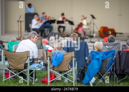 Coppia che guarda lo spettacolo sul prato al Blue Ridge Music Center Foto Stock