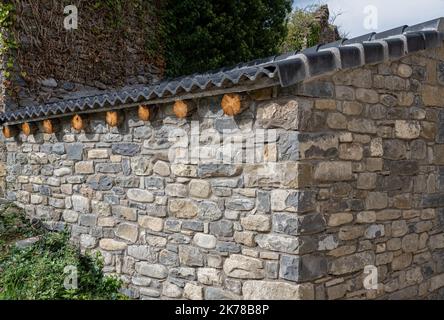 Pareti in pietra, edifici, finestre e porte di una tipica strada spagnola villaggio Pirenei Foto Stock