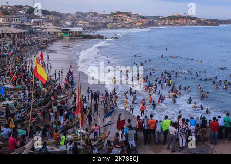 Costa del Capo, Ghana - 13 aprile 2022: Vista nautica alla flotta di pesca da Cape Coast Castle Foto Stock