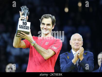 Roger Federer festeggia con il suo trofeo dopo aver vinto il torneo di tennis Swiss Indoor Basel 2019 Foto Stock
