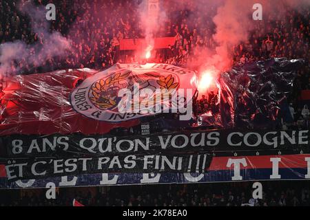 Olympique de Marseille le bandiere degli Ultras della capitale durante il 11th° giorno di Ligue 1 Conforama, tra Parigi Saint Germain (PSG) e Olympique Marseille (OM), 27 ottobre 2019 Foto Stock