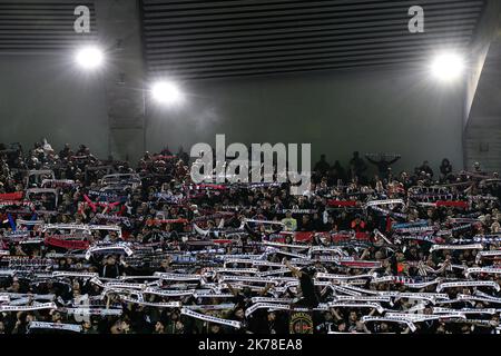 Olympique de Marseille le bandiere degli Ultras della capitale durante il 11th° giorno di Ligue 1 Conforama, tra Parigi Saint Germain (PSG) e Olympique Marseille (OM), 27 ottobre 2019 Foto Stock