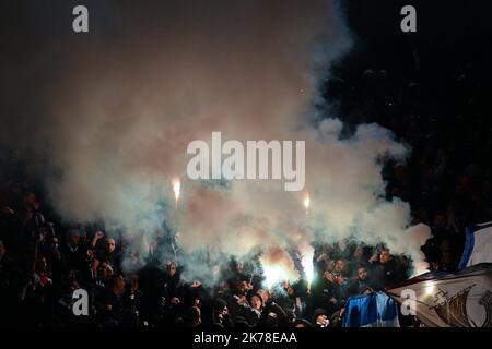 Olympique de Marseille le bandiere degli Ultras della capitale durante il 11th° giorno di Ligue 1 Conforama, tra Parigi Saint Germain (PSG) e Olympique Marseille (OM), 27 ottobre 2019 Foto Stock