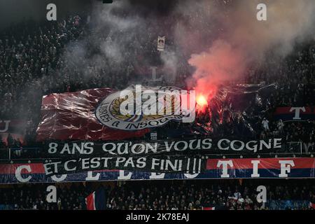 Olympique de Marseille le bandiere degli Ultras della capitale durante il 11th° giorno di Ligue 1 Conforama, tra Parigi Saint Germain (PSG) e Olympique Marseille (OM), 27 ottobre 2019 Foto Stock