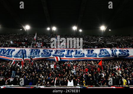 Olympique de Marseille le bandiere degli Ultras della capitale durante il 11th° giorno di Ligue 1 Conforama, tra Parigi Saint Germain (PSG) e Olympique Marseille (OM), 27 ottobre 2019 Foto Stock