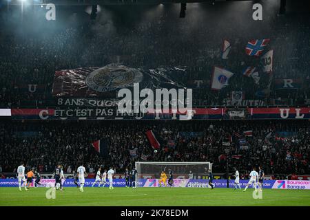 Olympique de Marseille le bandiere degli Ultras della capitale durante il 11th° giorno di Ligue 1 Conforama, tra Parigi Saint Germain (PSG) e Olympique Marseille (OM), 27 ottobre 2019 Foto Stock