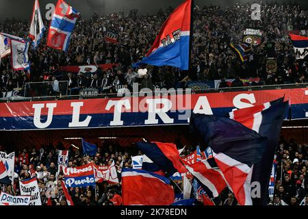 Olympique de Marseille le bandiere degli Ultras della capitale durante il 11th° giorno di Ligue 1 Conforama, tra Parigi Saint Germain (PSG) e Olympique Marseille (OM), 27 ottobre 2019 Foto Stock