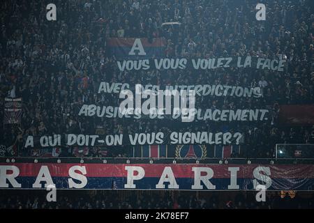 Olympique de Marseille le bandiere degli Ultras della capitale durante il 11th° giorno di Ligue 1 Conforama, tra Parigi Saint Germain (PSG) e Olympique Marseille (OM), 27 ottobre 2019 Foto Stock