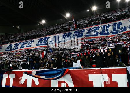 Olympique de Marseille le bandiere degli Ultras della capitale durante il 11th° giorno di Ligue 1 Conforama, tra Parigi Saint Germain (PSG) e Olympique Marseille (OM), 27 ottobre 2019 Foto Stock