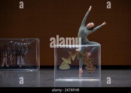 COREOGRAFIA MERCE CUNNINGHAM COMPAGNIE Ballet de l'Opera National de Paris MUSICA David Behrman (. per quasi un'ora.) TEXT Marcel Duchamp la Mariee mise a nu par ses celibataires, meme [la Boite Verte], Paris, 1934, © succession Marcel Duchamp, 2019 SET Marcel Duchamp la Mariee mise a nu par ses celibataires, meme, Dit le Grand Verre supervise a l'origine par Jasper Johns COSTUMI DA Jasper Johns ILLUMINAZIONE DESIGN Beverly Emmons FIGLIO Jesse Stiles DANZA Emilie Cozette, Sarah Kora Dayanova, Victoire Anquetil, Lucie Fenwick, Sophia Parcen, Florian Magnenet, Yann Chailloux, Julien Cozette, SA Foto Stock