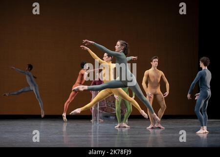 COREOGRAFIA MERCE CUNNINGHAM COMPAGNIE Ballet de l'Opera National de Paris MUSICA David Behrman (. per quasi un'ora.) TEXT Marcel Duchamp la Mariee mise a nu par ses celibataires, meme [la Boite Verte], Paris, 1934, © succession Marcel Duchamp, 2019 SET Marcel Duchamp la Mariee mise a nu par ses celibataires, meme, Dit le Grand Verre supervise a l'origine par Jasper Johns COSTUMI DA Jasper Johns ILLUMINAZIONE DESIGN Beverly Emmons FIGLIO Jesse Stiles DANZA Emilie Cozette, Sarah Kora Dayanova, Victoire Anquetil, Lucie Fenwick, Sophia Parcen, Florian Magnenet, Yann Chailloux, Julien Cozette, SA Foto Stock