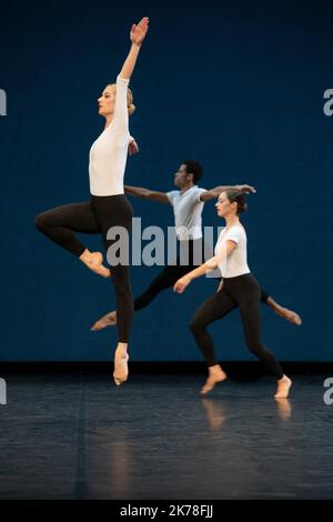 COREOGRAFIA Merce Cunningham COMPANY The Royal Ballet RICREATO DA Daniel Squire MUSICA Conlon Nancarrow (Rhythm Studies for Player piano) COSTUME DESIGN Merce Cunningham LIGHTING DESIGN Clifton Taylor d'apres Beverly Emmons DANCE Romany Pajdak, Julia Roscoe, Joseph Sissens PLACE Theatre National de la Danse de Chaillot CITY Paris DATE 22/10/2019 PARTE DEL Centenaire de merce Cunningham È STATO PRESENTATO IL 31 LUGLIO 1964 AL QUEEN's WELLS THEATER (LONDRA) Foto Stock