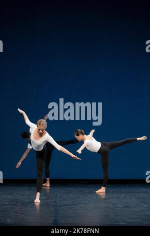 COREOGRAFIA Merce Cunningham COMPANY The Royal Ballet RICREATO DA Daniel Squire MUSICA Conlon Nancarrow (Rhythm Studies for Player piano) COSTUME DESIGN Merce Cunningham LIGHTING DESIGN Clifton Taylor d'apres Beverly Emmons DANCE Romany Pajdak, Julia Roscoe, Joseph Sissens PLACE Theatre National de la Danse de Chaillot CITY Paris DATE 22/10/2019 PARTE DEL Centenaire de merce Cunningham È STATO PRESENTATO IL 31 LUGLIO 1964 AL QUEEN's WELLS THEATER (LONDRA) Foto Stock