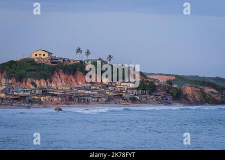 Costa del Capo, Ghana - 13 aprile 2022: Vista nautica alla flotta di pesca da Cape Coast Castle Foto Stock