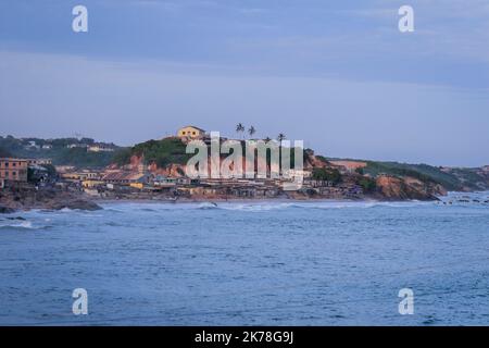 Costa del Capo, Ghana - 13 aprile 2022: Vista nautica alla flotta di pesca da Cape Coast Castle Foto Stock