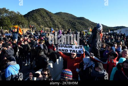 Lo tsunami democratico, un movimento autonomo catalano, blocca il confine sull'autostrada a Perthus per protestare contro la detenzione in prigione dei leader autonomi catalani Foto Stock