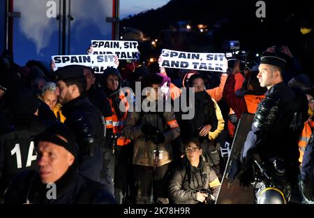 Lo tsunami democratico, un movimento autonomo catalano, blocca il confine sull'autostrada a Perthus per protestare contro la detenzione in prigione dei leader autonomi catalani Foto Stock