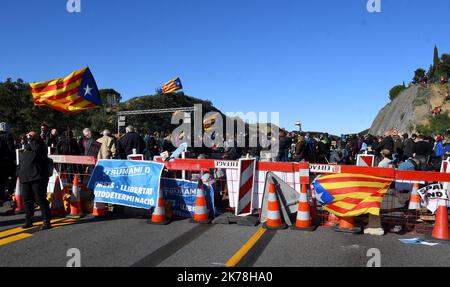 Lo tsunami democratico, un movimento autonomo catalano, blocca il confine sull'autostrada a Perthus per protestare contro la detenzione in prigione dei leader autonomi catalani Foto Stock