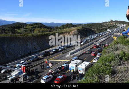 Lo tsunami democratico, un movimento autonomo catalano, blocca il confine sull'autostrada a Perthus per protestare contro la detenzione in prigione dei leader autonomi catalani Foto Stock