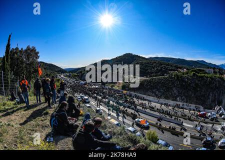 Lo tsunami democratico, un movimento autonomo catalano, blocca il confine sull'autostrada a Perthus per protestare contro la detenzione in prigione dei leader autonomi catalani Foto Stock