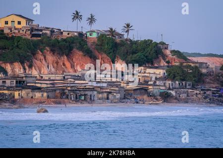 Costa del Capo, Ghana - 13 aprile 2022: Vista nautica alla flotta di pesca da Cape Coast Castle Foto Stock