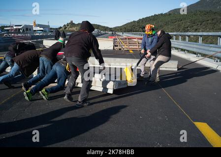 Lo tsunami democratico, un movimento autonomo catalano, blocca il confine sull'autostrada a Perthus per protestare contro la detenzione in prigione dei leader autonomi catalani Foto Stock