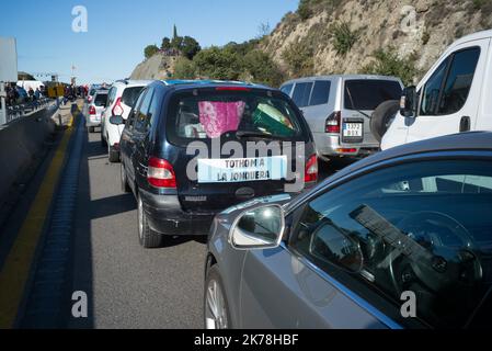 Lo tsunami democratico, un movimento autonomo catalano, blocca il confine sull'autostrada a Perthus per protestare contro la detenzione in prigione dei leader autonomi catalani Foto Stock