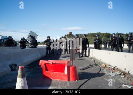 Lo tsunami democratico, un movimento autonomo catalano, blocca il confine sull'autostrada a Perthus per protestare contro la detenzione in prigione dei leader autonomi catalani Foto Stock